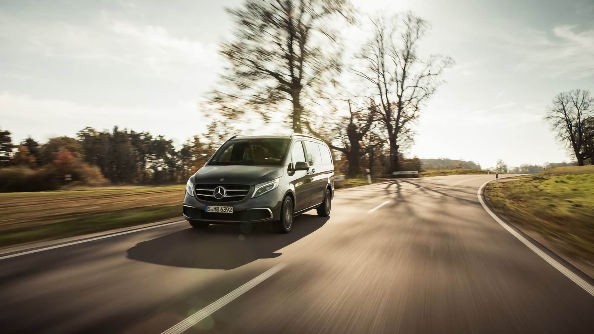 Un furgone Mercedes Classe V su strada in un giorno di bel tempo