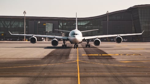 un aereo sulla pista di un aeroporto in attesa di decollo